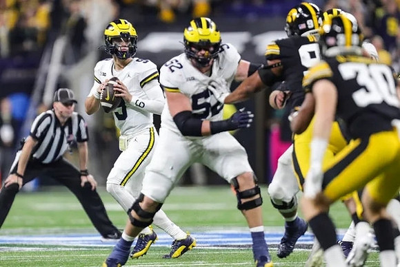 J.J. McCarthy (9) and Karsen Barnhart (52)