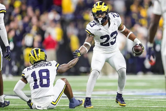 Ja'Den McBurrows (18) and Michael Barrett (23)