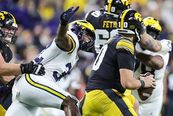 Jaylen Harrell (32) and Derrick Moore (8)