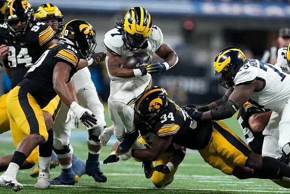 Donovan Edwards (7) and LaDarius Henderson (73)