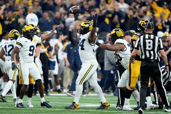 Josh Wallace (12), Rod Moore (9), Kris Jenkins (94), and Rayshaun Benny (26)