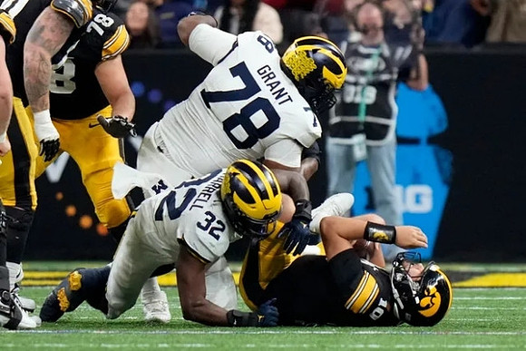 Jaylen Harrell (32) and Kenneth Grant (78)