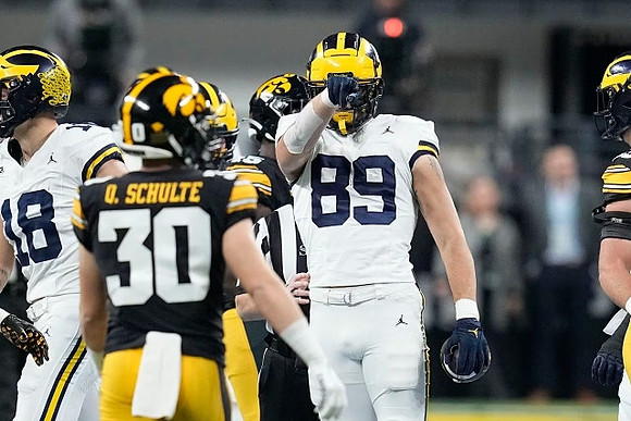 Colston Loveland (18) and AJ Barner (89)