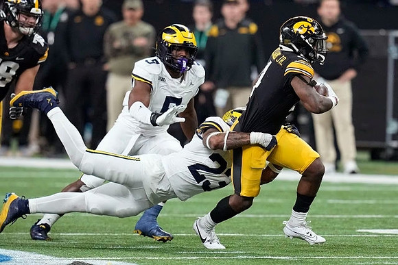 Josaiah Stewart (5) and Michael Barrett (23)