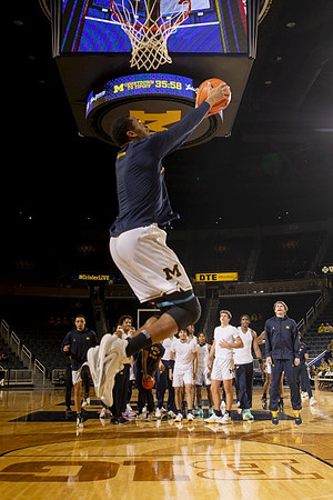 Nimari Burnett (4) and Michigan Team