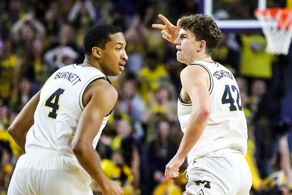 Nimari Burnett (4) and Tarris Reed Jr. (32)