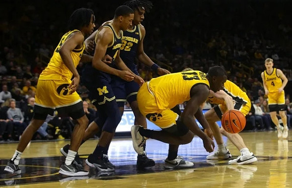Nimari Burnett (4) and Tarris Reed Jr. (32)
