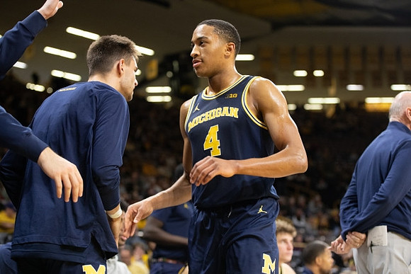 Nimari Burnett (4) and Michigan Team