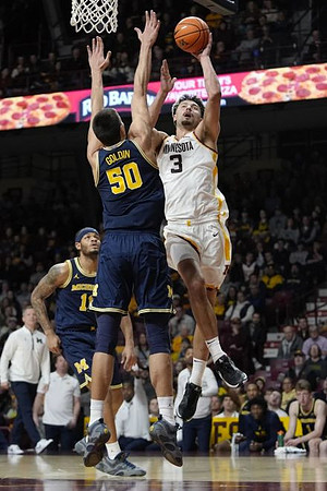 Roddy Gayle Jr. (11) and Vladislav Goldin (50)
