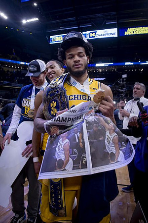 Roddy Gayle Jr. (11) and Michigan Team