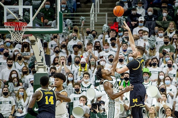 Moussa Diabate (14) and Hunter Dickinson (1)