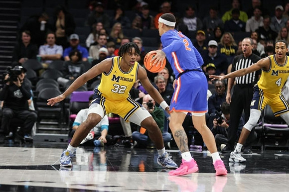 Tarris Reed Jr. (32) and Nimari Burnett (4)
