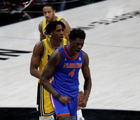 Nimari Burnett (4) and Tarris Reed Jr. (32)