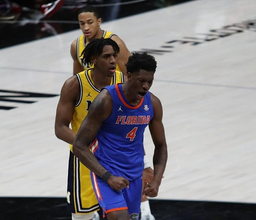 Nimari Burnett (4) and Tarris Reed Jr. (32)