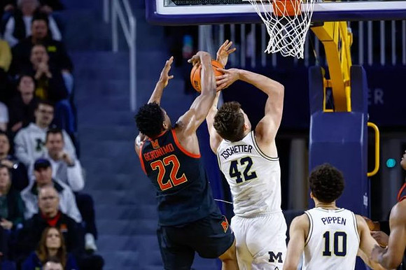 Will Tschetter (42) and Justin Pippen (10)