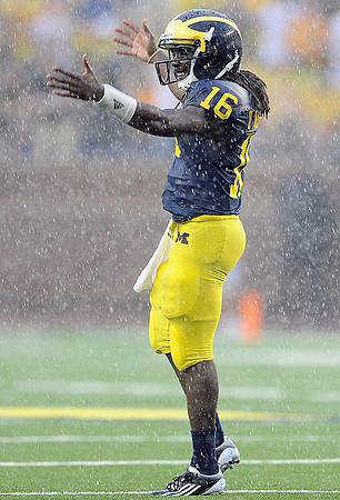 Denard Robinson (16)