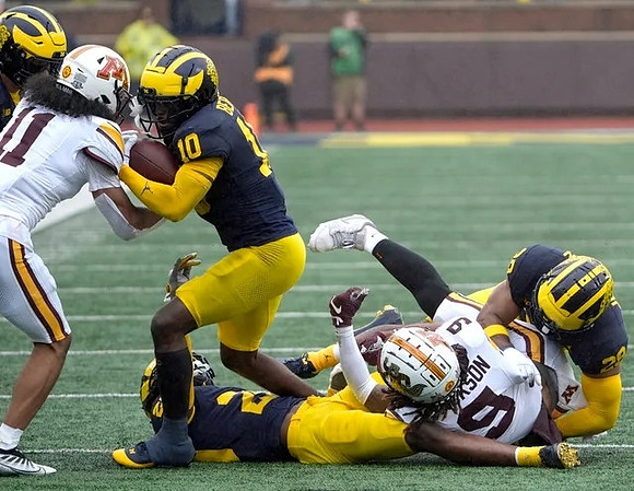 Zeke Berry (10) and Jyaire Hill (20)