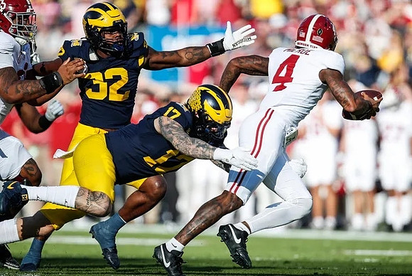 Jaylen Harrell (32) and Braiden McGregor (17)