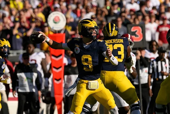 J.J. McCarthy (9) and LaDarius Henderson (73)
