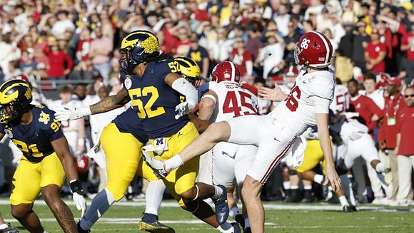 Cameron Brandt (91) and Kechaun Bennett (52)