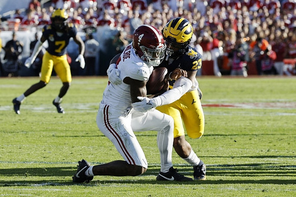 Makari Paige (7) and Michael Barrett (23)