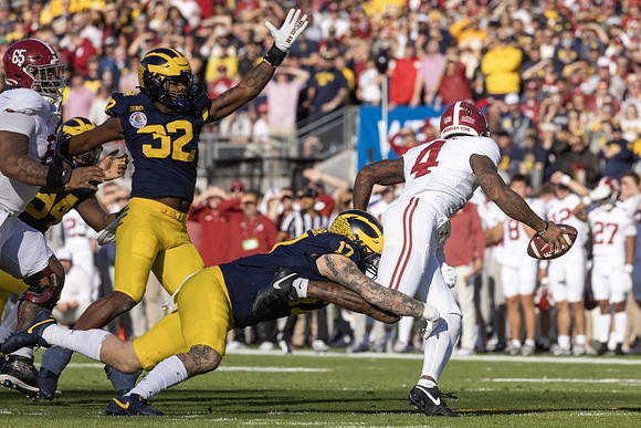Jaylen Harrell (32) and Braiden McGregor (17)