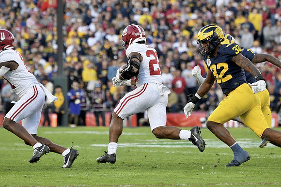 Jaylen Harrell (32) and Makari Paige (7)