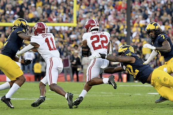 Will Johnson (2), Jaylen Harrell (32), and Makari Paige (7)