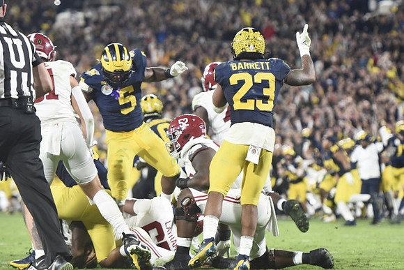 Josaiah Stewart (5) and Michael Barrett (23)