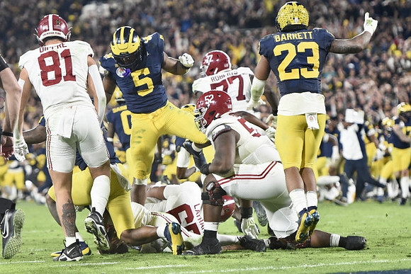 Josaiah Stewart (5) and Michael Barrett (23)