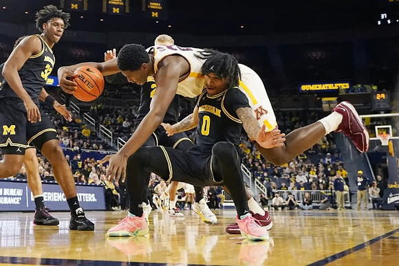 Tarris Reed Jr. (32) and Dug McDaniel (0)