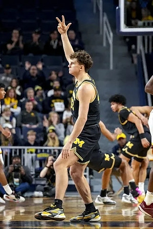 Will Tschetter (42) and Harrison Hochberg (31)