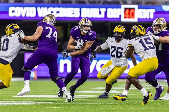 Josaiah Stewart (0), Rayshaun Benny (26), and Ernest Hausmann (15)