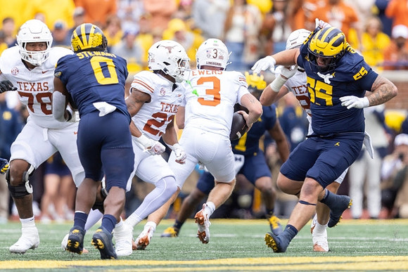 Josaiah Stewart (0) and Mason Graham (55)