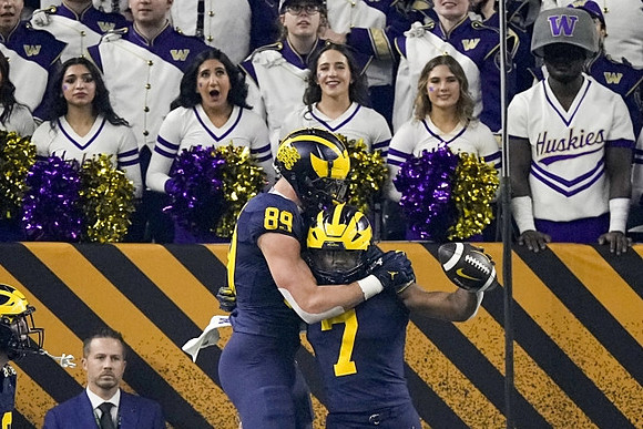 AJ Barner (89) and Donovan Edwards (7)