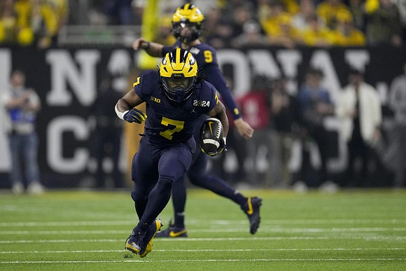 Donovan Edwards (7) and J.J. McCarthy (9)