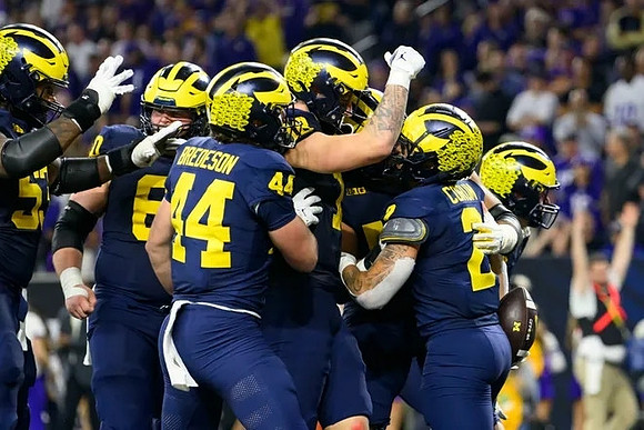 Blake Corum (2) and Michigan Team