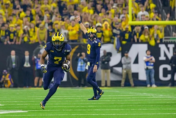 Donovan Edwards (7) and J.J. McCarthy (9)