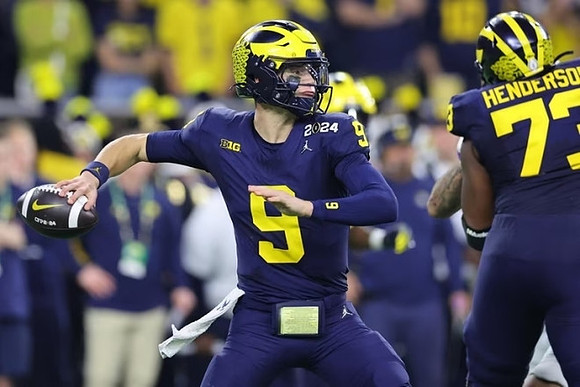 J.J. McCarthy (9) and LaDarius Henderson (73)