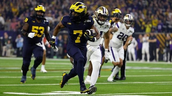 Trente Jones (53) and Donovan Edwards (7)