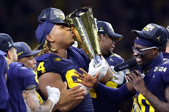 Kris Jenkins (94), Kenneth Grant (78), Will Johnson (2), and National Championship Trophy