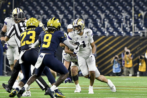 Michael Barrett (23) and Rod Moore (9)