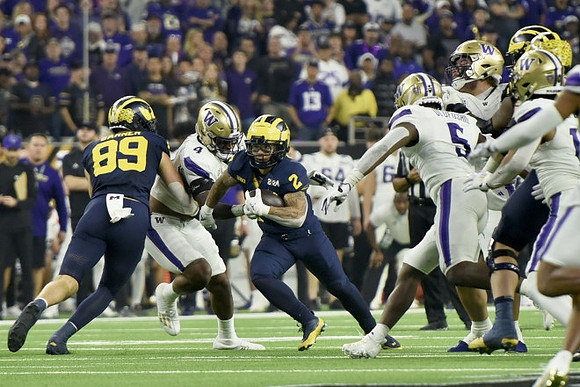 AJ Barner (89) and Blake Corum (2)