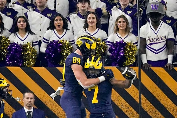 AJ Barner (89) and Donovan Edwards (7)