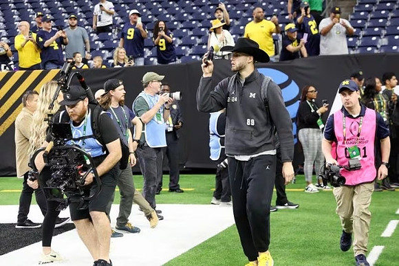 AJ Barner (89)