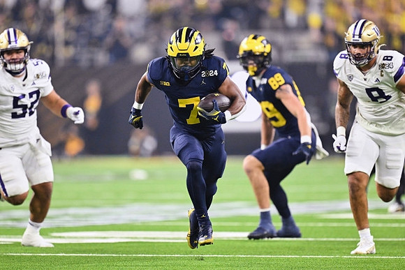 Donovan Edwards (7) and AJ Barner (89)
