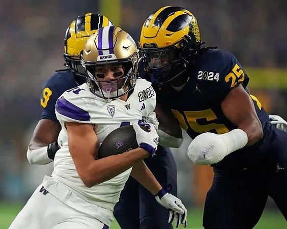 Rod Moore (9) and Junior Colson (25)