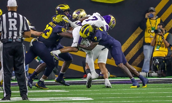 Josaiah Stewart (5), Michael Barrett (23), and Makari Paige (7)