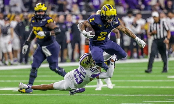 Trente Jones (53) and Blake Corum (2)