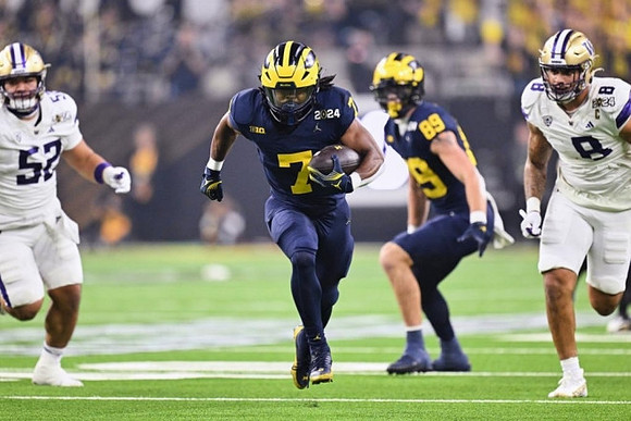 Donovan Edwards (7) and J.J. McCarthy (9)